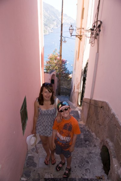Lauren & Ryan pause in an alley in Positano