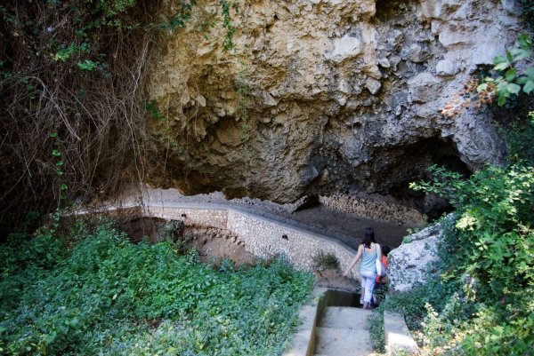 Descending to the Grotta id Matermania