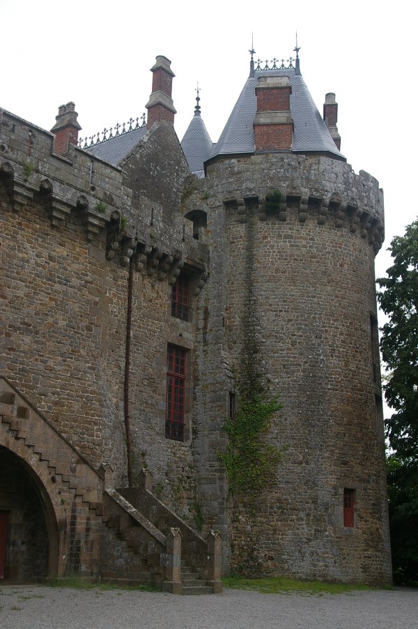 Built in the 10th century and updated between 15th and 19th.